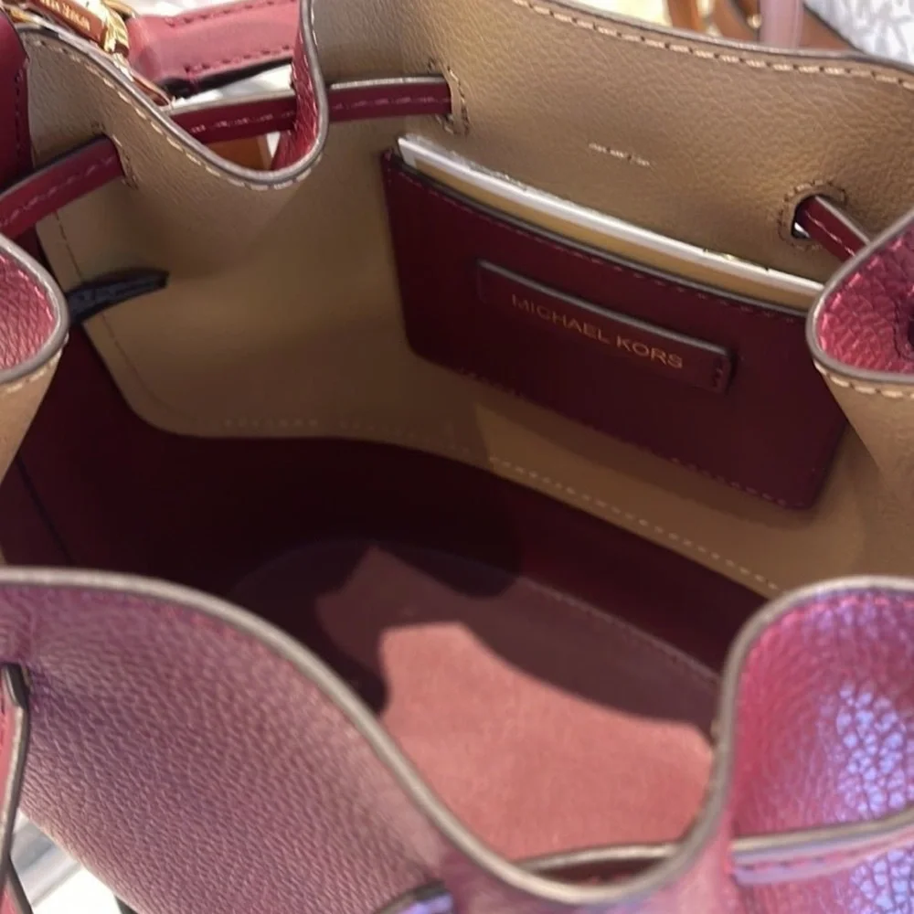 MICHAEL KORS 
Reed Medium Pebbled Leather Belted Bucket Messenger Satchel Crossb - Picture 5 of 16